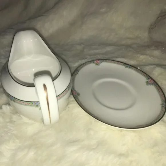 Vintage Royal Doulton Amelia gravy boat and underplate set New - Picture 3 of 9